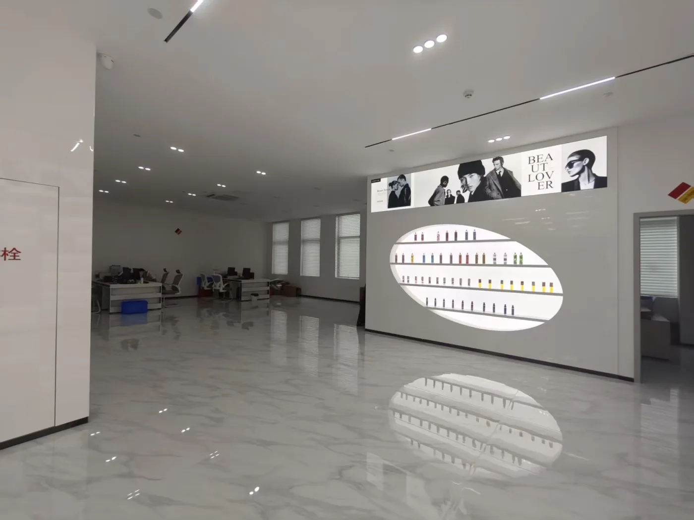 Fragrance and packaging evaluation samples in the AROMAMATRIX sample showroom